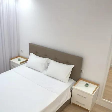 Alle's Komuna Parisit Lux 아파트