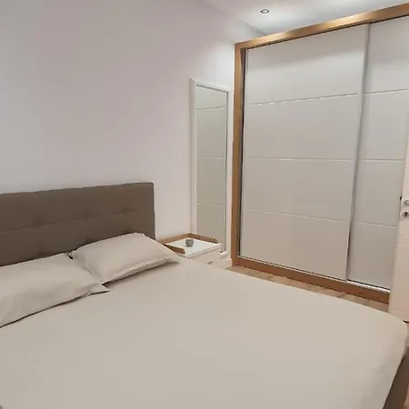 Alle's Komuna Parisit Lux * Тирана