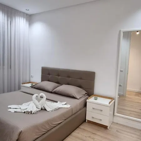 Alle's Komuna Parisit Lux Apartman *