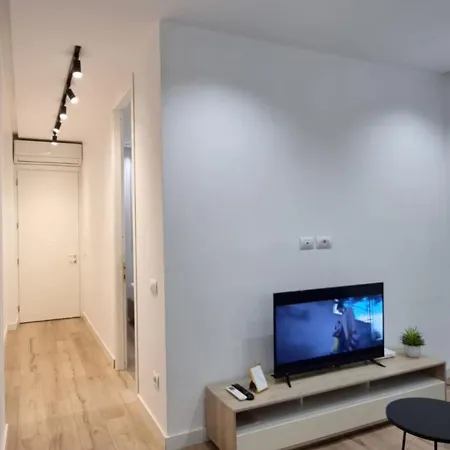 Alle's Komuna Parisit Lux Apartman *