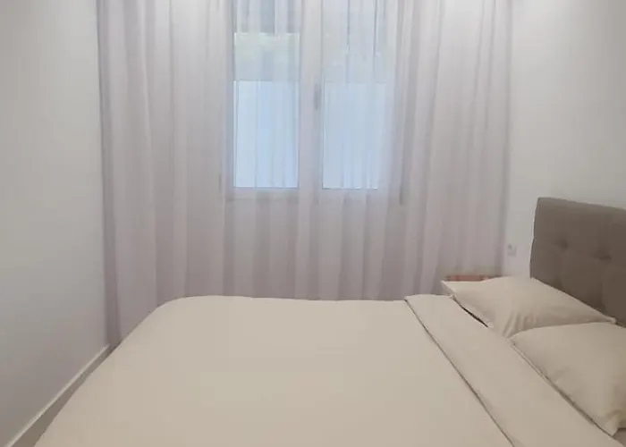 Alle's Komuna Parisit Lux Tirana